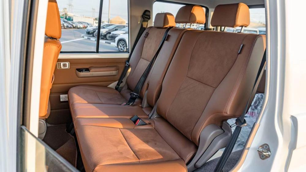 2024款丰田LC76 2.8T 自动挡