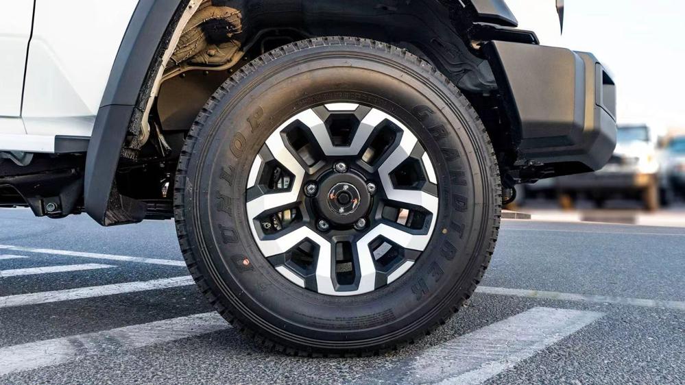 2024款丰田LC76 2.8T 自动挡