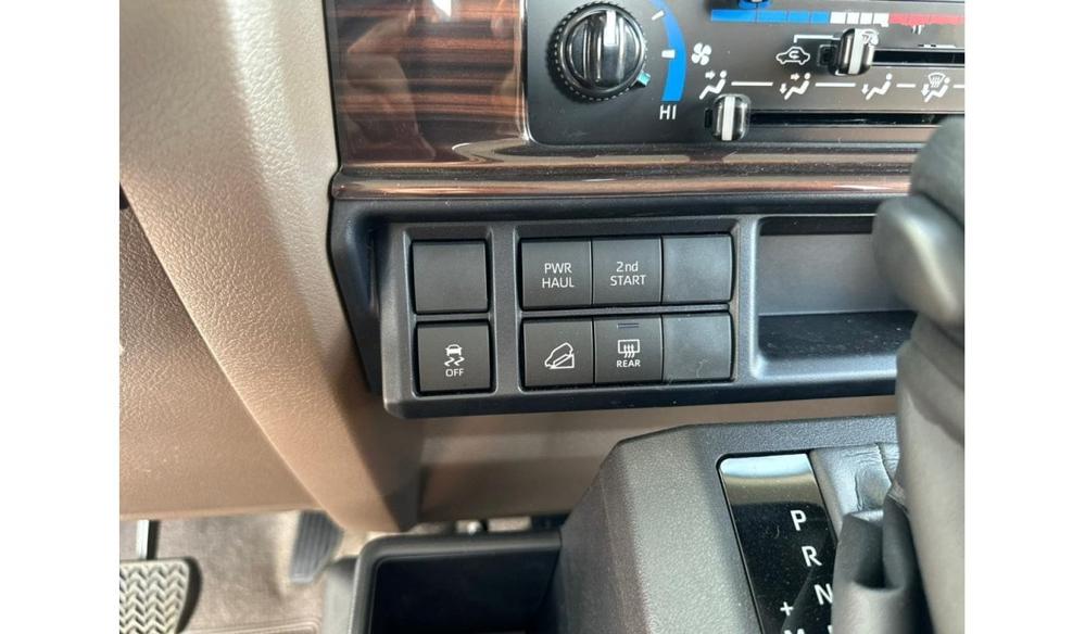 2024款丰田LC71 4.0 自动挡