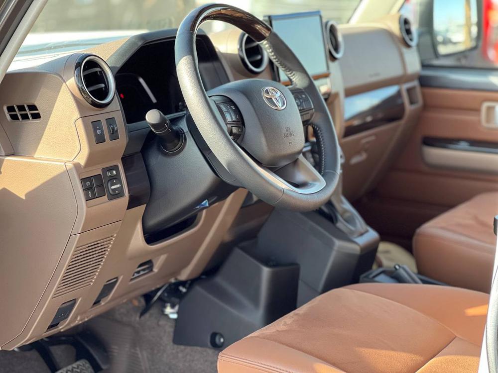 2024款丰田LC76 4.0 自动挡