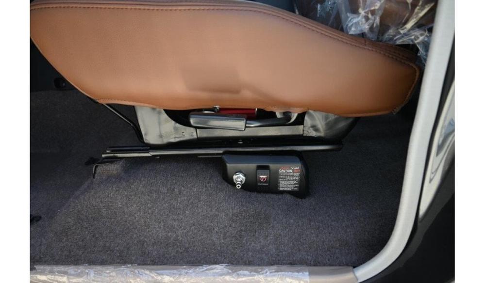 2024款丰田LC71 2.8T 自动挡