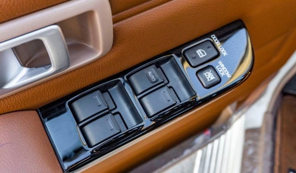 2024款丰田LC76 4.0 自动挡