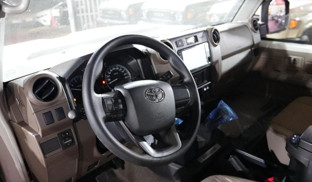 2024款丰田LC76 4.0L 自动挡