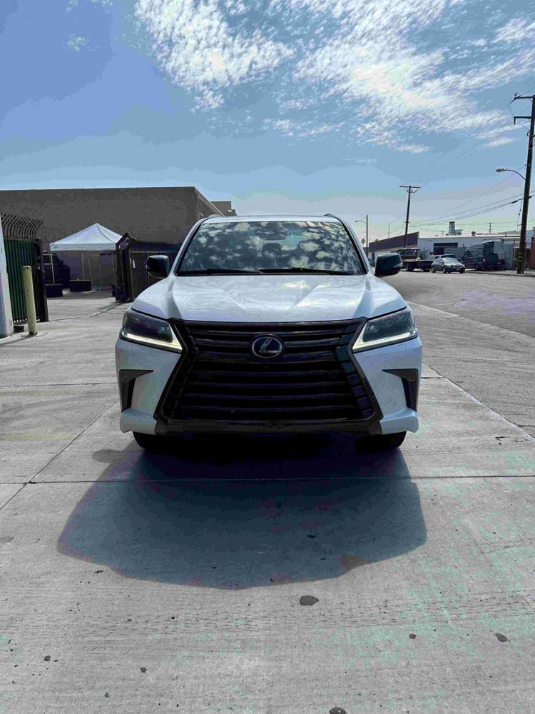 2021款加版雷克萨斯LX570 黑曜版
