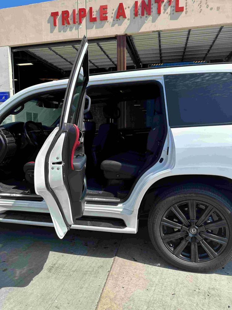 2021款加版雷克萨斯LX570 黑曜版