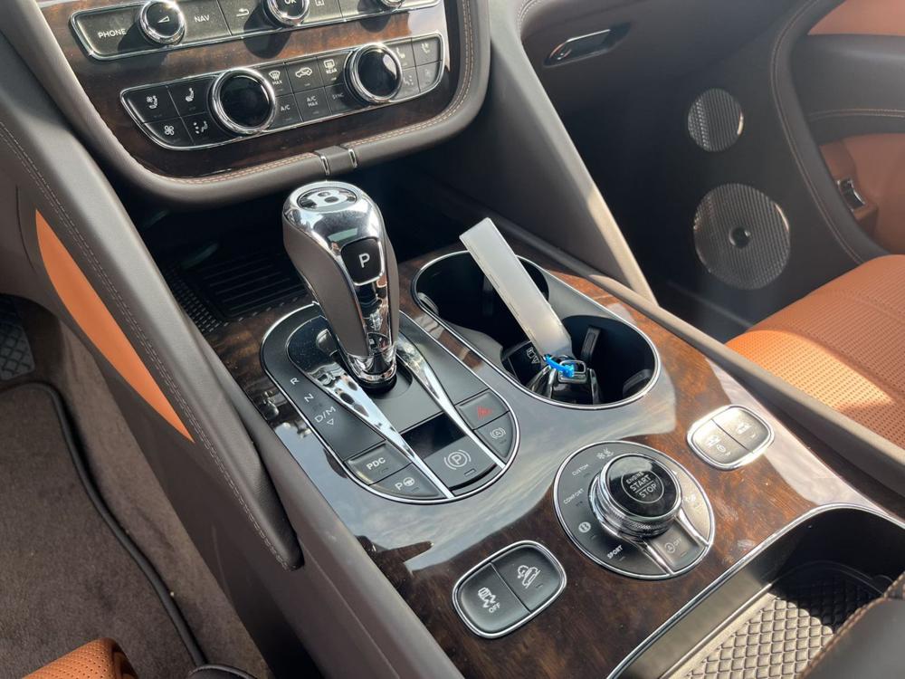 2023款欧规宾利添越4.0T V8加长版