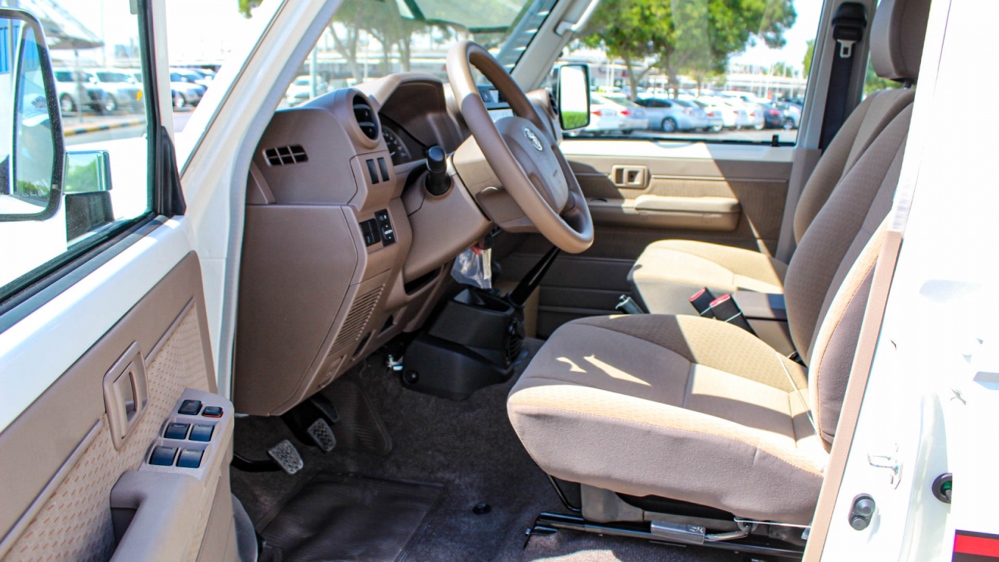 2023款丰田兰德酷路泽LC76 柴油版