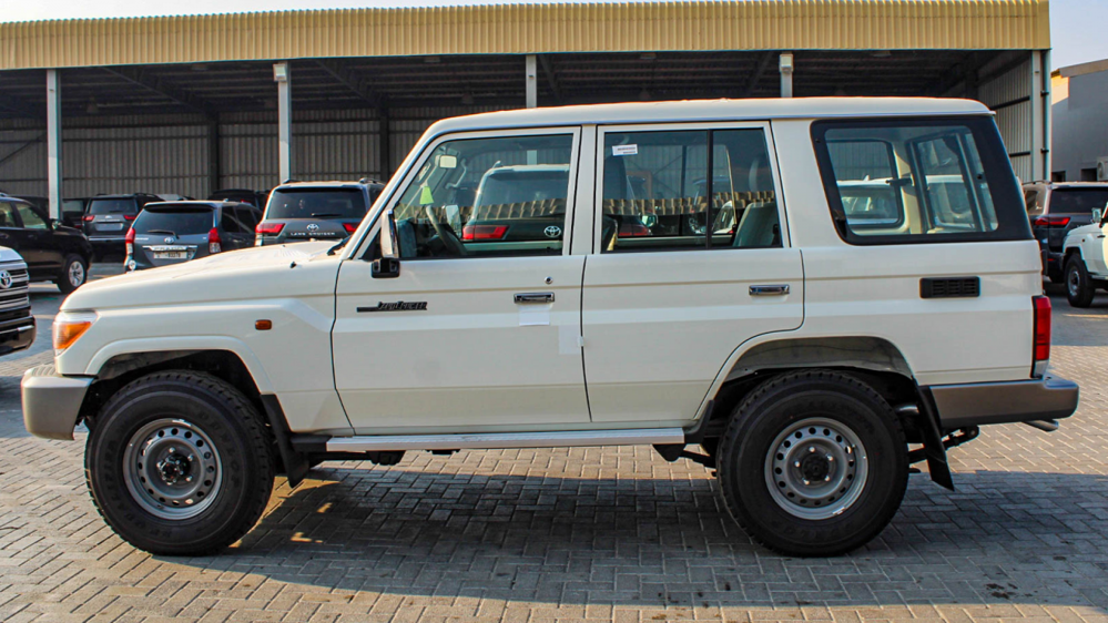 2023款丰田兰德酷路泽LC76 柴油版