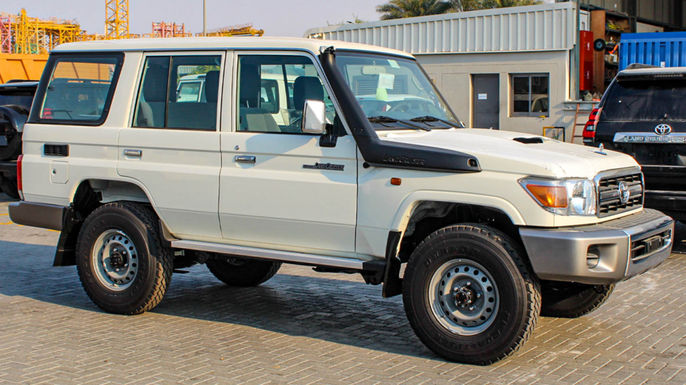 2023款丰田兰德酷路泽LC76 柴油版