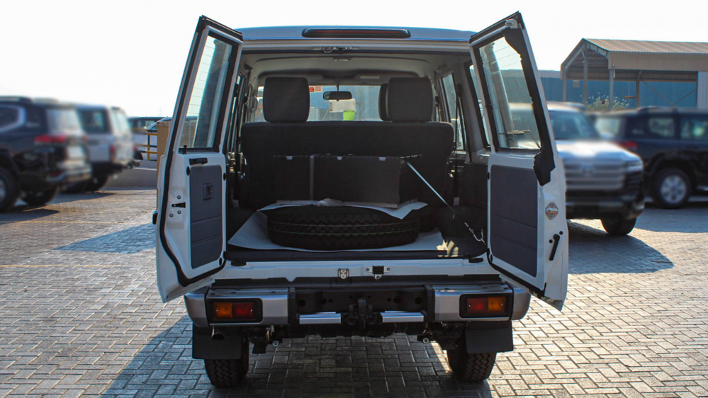 2023款丰田兰德酷路泽LC76 柴油版