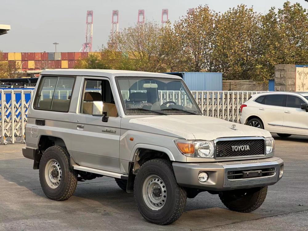 2023款中东版丰田LC71