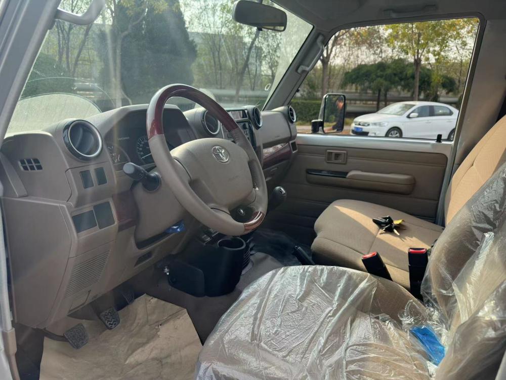 2023款中东版丰田LC71