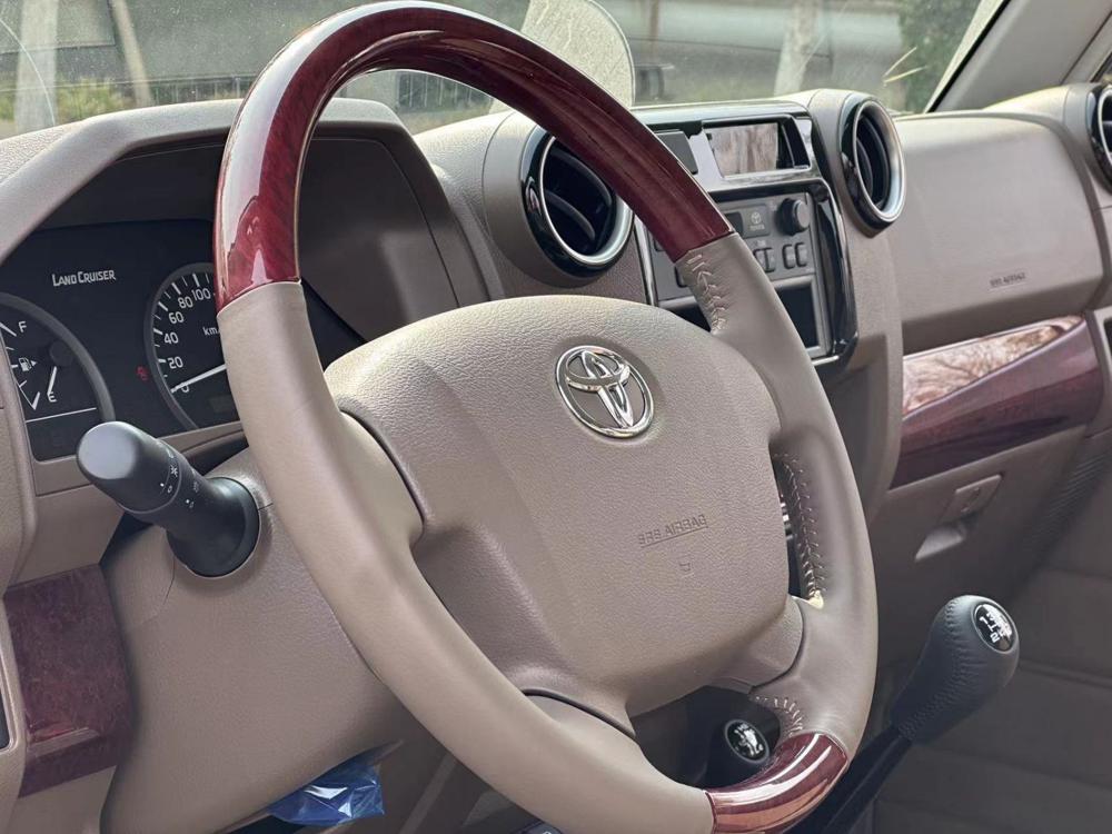 2023款中东版丰田LC71