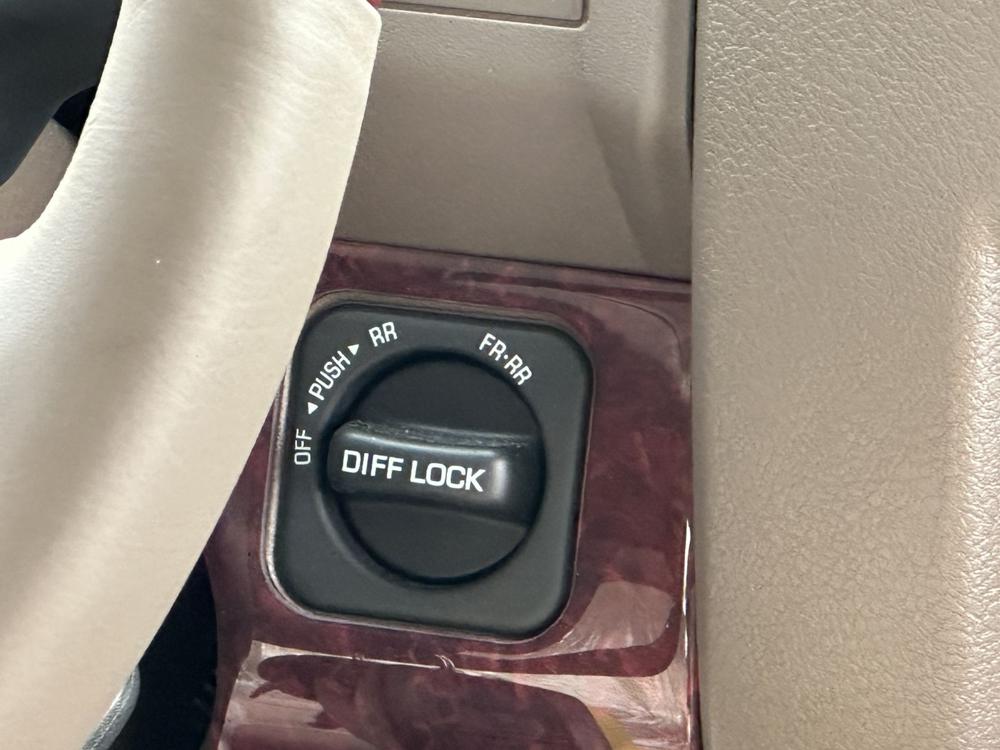 2023款丰田兰德酷路泽LC71